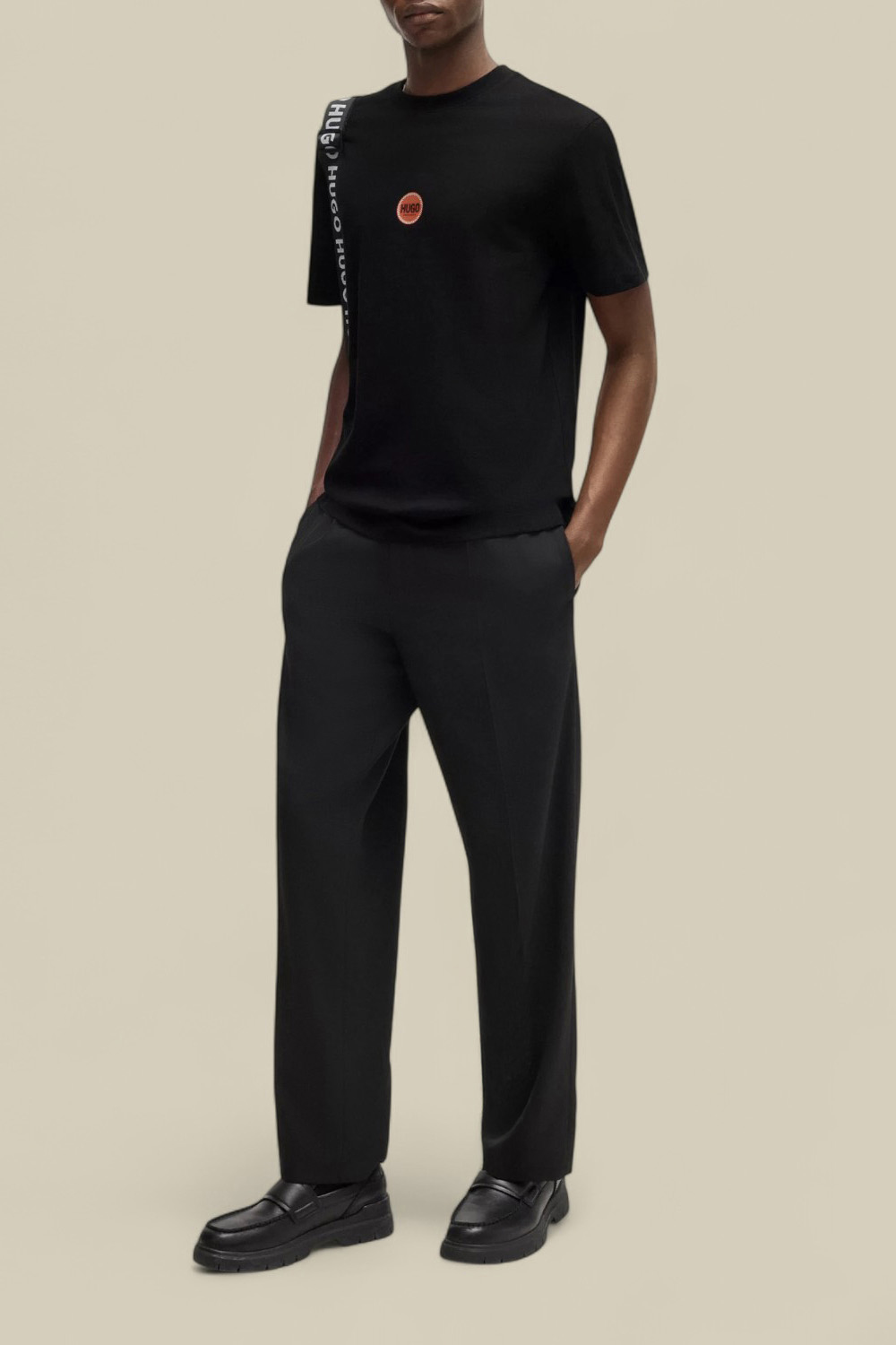 תמונת כל הלוק של חולצת טי